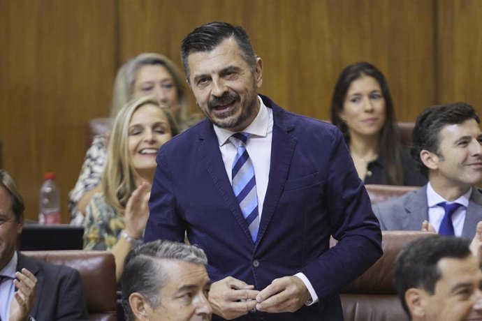 Archivo - El portavoz del Grupo Popular, Toni Martín, en una imagen de archivo en el Pleno del Parlamento. 