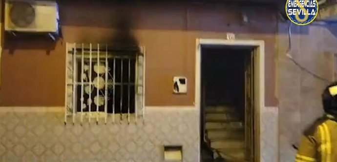 Incendio de una vivienda en la calle Torremanzana, en el barrio de Torreblanca