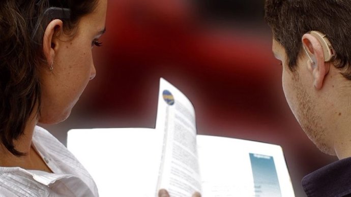 Archivo - Joven con discapacidad auditiva