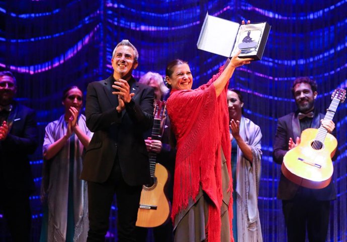 El vicepresidente y consejero de Cultura, Pablo Zuloaga, entrega el premio 'La Capitana' a Sara Baras