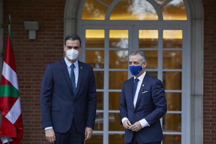 Archivo - El presidente del Gobierno central, Pedro Sánchez (i), y el Lehendakari, Iñigo Urkullu (d) posan a su llegada a una reunión en el Palacio de La Moncloa, en Madrid (España), a 25 de enero de 2021. Durante la cita ambos mandatarios tratarán la g