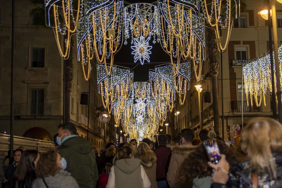 Archivo - Alumbrado navideño en Huelva, imagen de archivo 