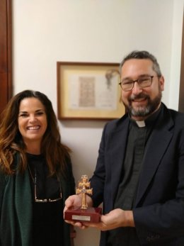 En la imagen, Pilar Valdés, técnica del Instituto de Turismo de la Región de Murcia (Itrem), con el responsable del centro pastoral de Opera Romana Pellegrinaggi