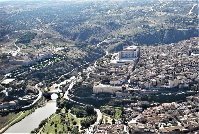 Archivo - Vista aérea Toledo, Museo Ejército, Alcázar y Academia Infantería