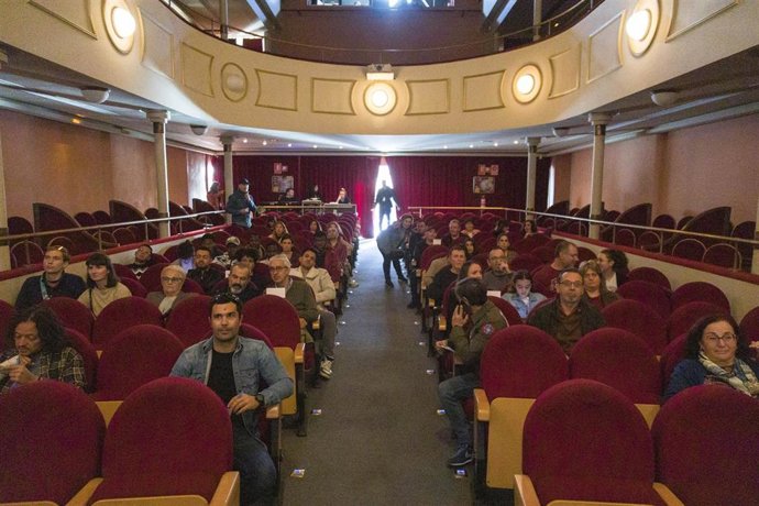 Público en el Teatro Apolo de Almería.
