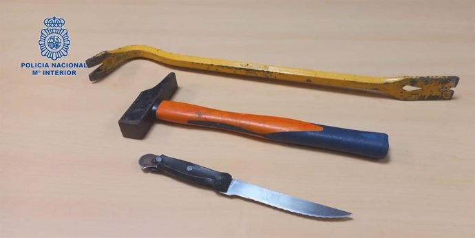 Palanqueta, martillo y cuchillo incautados a los detenidos por presuntamente forzar un vehículo y robar en su interior en Palma