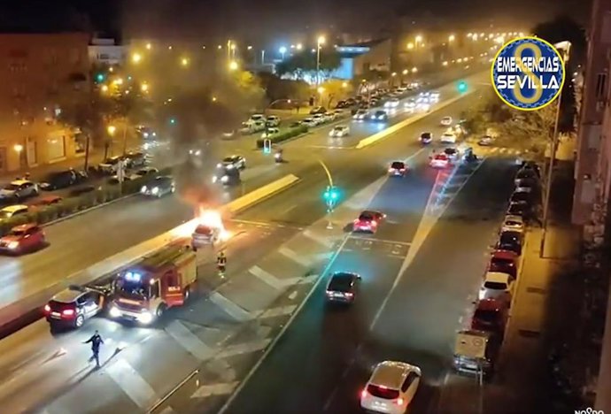 Arde el vehículo de un conductor tras provocar una colisión en la Ronda Urbana Norte