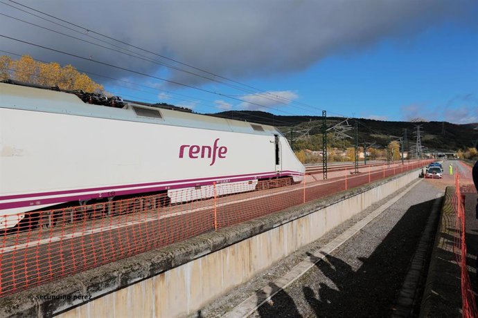 Un tren de Renfe a su paso por La Robla, a 9 de noviembre de 2022, en La Robla, León, Castilla y León (España).