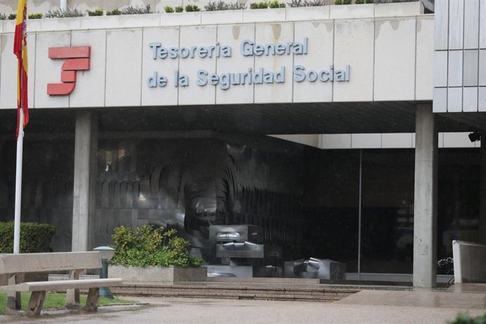 Archivo - Entrada a una oficina de la Tesorería General de la Seguridad Social el día en que el Consejo de Ministros prevé aprobar un aplazamiento de los pagos de cotizaciones para los autónomos y una parte de las pymes, que podría ser de seis meses, ad