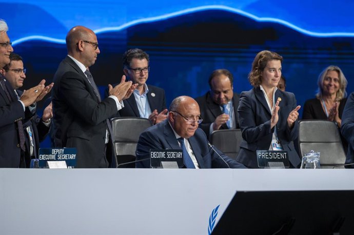 20 November 2022, Egypt, Sharm El-Sheikh: COP27 Presdient and Egyptian Foreign Minister Sameh Shoukry (C) sits while the surrounding participants clap during the closing ceremony of the 2022 United Nations Climate Change Conference COP27. Photo: Christo