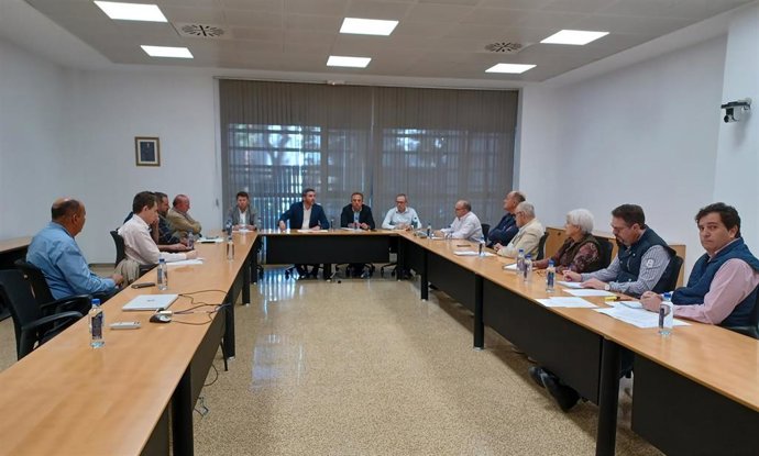 El consejero Antonio Luengo presidió la I Mesa del Vacuno de Cebo junto a representantes del sector ganadero