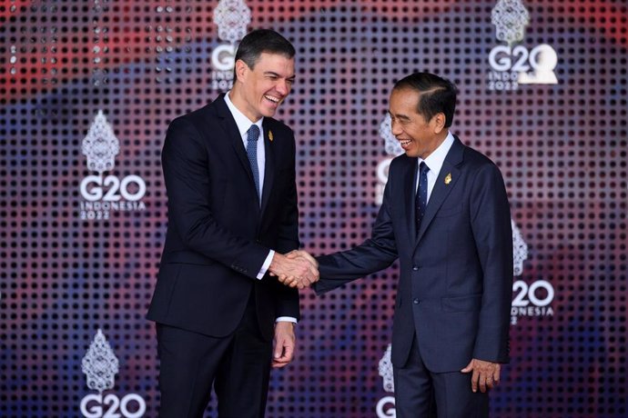 El presidente del Gobierno, Pedro Sánchez es recibido por el presidente de Indonesia Joko Widodo en la cumbre del G20 en Bali.