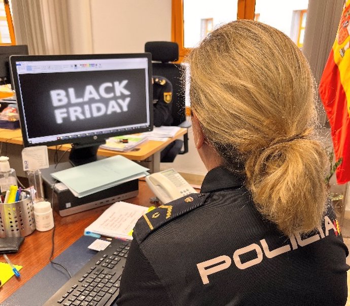 Nota De Prensa + Foto "La Comisaría Provincial De Málaga Ofrece Unas Pautas Para Realizar Compras Seguras De Cara Al Black Friday"