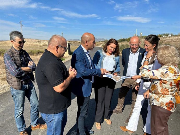 Crespo visita un camino rural en Huércal-Overa