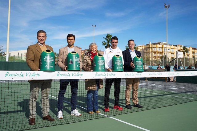 Inauguración de la primera pista de tenis de vidrio reciclado con motivo de la Davis Cup by Rakuten Final 8  de Málaga