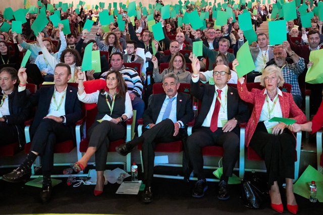 Los militantes del PRC votan en el XIII Congreso Regional
