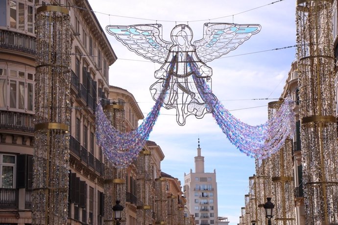 Comienza la instalación de los ángeles que van a protagonizar la decoración de calle Larios esta Navidad