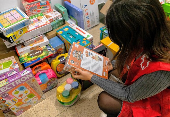 Archivo - Una voluntaria de una ONG en una de las campañas de recogida de juguetes, en foto de archivo.
