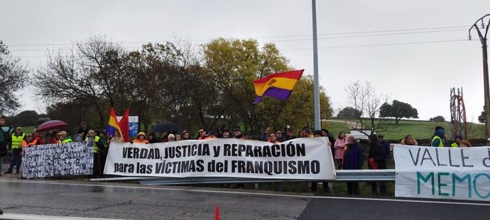 Manifestación frente al Valle de los Caídos