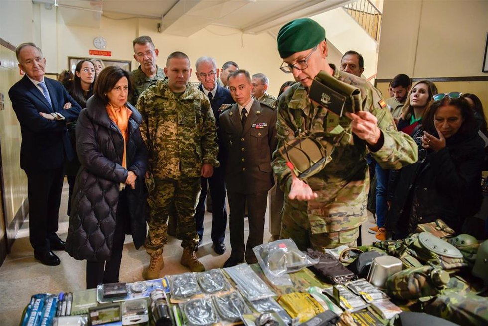 La ministra de Defensa, Margarita Robles, ha visitado este domingo a los 65 reclutados ucranianos que están recibiendo instrucción en la Academia de Infantería de Toledo