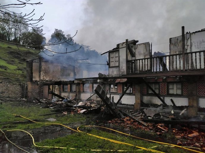 Vivienda incendiada en San Mateo