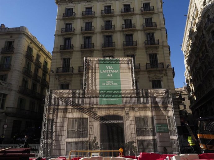 Lona reivindicativa ante la fachada de la Jefatura Superior de la Policía Nacional en el edificio de Vía Laietana de Barcelona para pedir que el edificio se convierta en un espacio de memoria