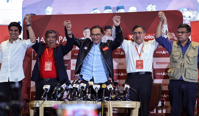 El líder opositor malasio Anwar Ibrahim, en el centro de la foto 