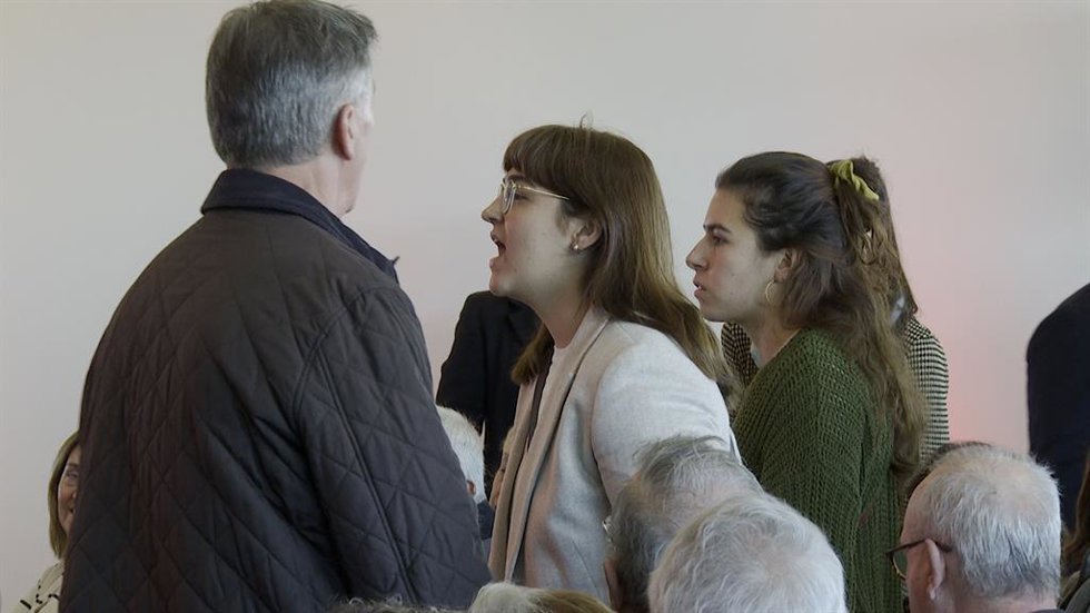 Dos chicas protestan a Ximo Puig durante el acto del PSPV-PSOE