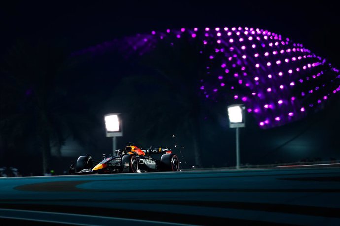 01 VERSTAPPEN Max (nld), Red Bull Racing RB18, action during the Formula 1 Etihad Airways Abu Dhabi Grand Prix 2022, 22nd round of the 2022 FIA Formula One World Championship from November 18 to 20, 2022 on the Yas Marina Circuit, in Yas Island, Abu Dha