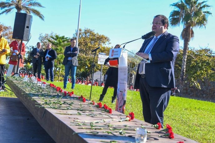 El conseller d'Interior de la Generalitat, Joan Ignasi Elena, en l'homenatge pel Dia Mundial de les Víctimes de Trnsit al monument a les víctimes de trnsit, al passeig marítim de Barcelona