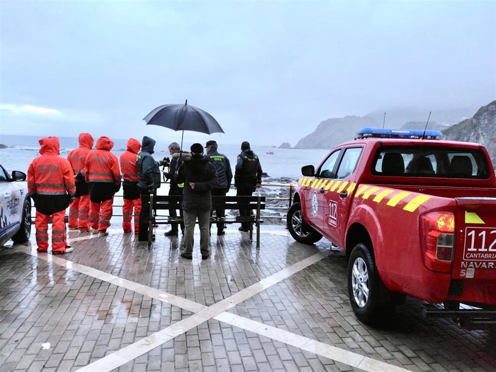 Medios de emergencias buscan al tripulante de una embarcacion desaparecido