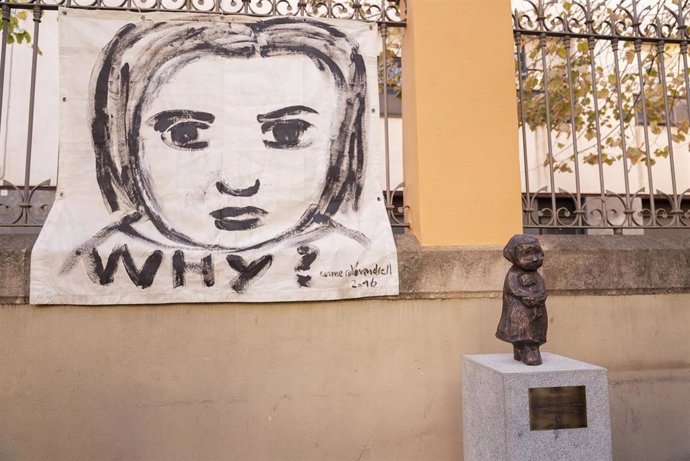 Barcelona inaugura la escultura 'Abraada', de la autora Carme Solé, en el Día Mundial de los Derechos de la Infancia