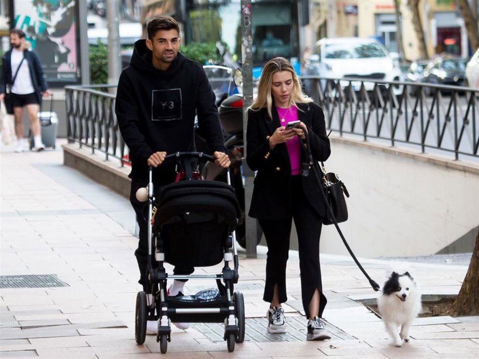 Enzo Zidane y Karen Gonalves pasean a la pequeña Sía por las calles de Madrid