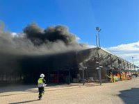 Un aparatoso incendio industrial en Navalcarnero provoca una gran humareda sin heridos