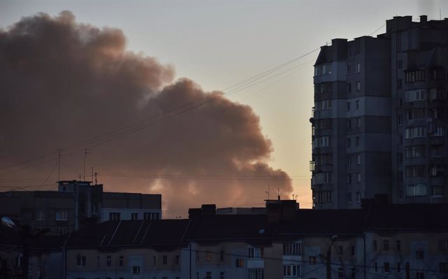 Columna de humo tras el impacto de un proyectil en Leópolis, en el oeste de Ucrania