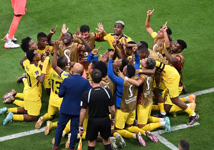 20 November 2022, Qatar, Al Khor: Ecuador's players celebrate their side's second goal scored by Enner Valencia during the FIFA World Cup Qatar 2022 Group A opening soccer match between Qatar and Ecuador at Al Bayt Stadium. Photo: Robert Michael/dpa