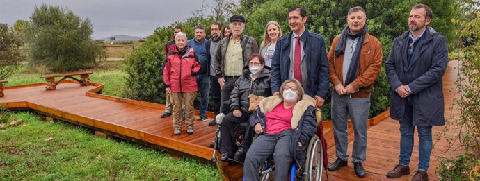 El presidente de la Diputación de Ciudad Real, José Manuel Caballero, ha inaugurado la nueva pasarela de la Senda Botánica de Casas Palillos en el Parque Nacional de Cabañeros