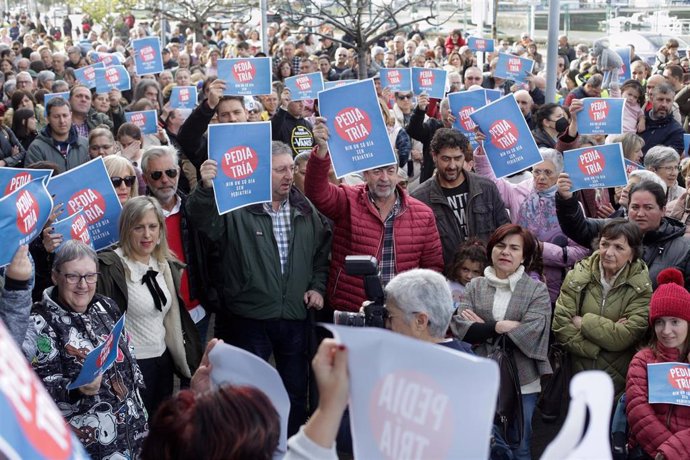 Varias personas protestan en una concentración convocada por la Plataforma na Defensa da Sanidade Pública da Mariña para denunciar la falta de pediatras, frente al centro de salud de Viveiro, a 20 de noviembre de 2022, en Viveiro, Lugo