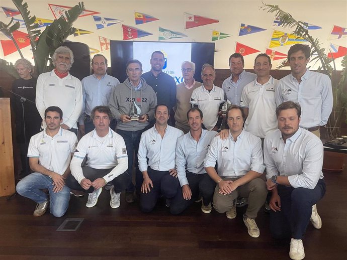 Las tripulaciones del 'Bribon 500' y el 'Seljm', vencedoras del Trofeo Concello de Sanxenxo en Clásicos y Open, respectivamente