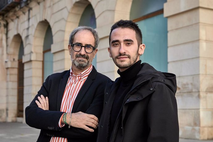 Xavier Mas (der) y Jordi Sebasti (izq), ganadores de los premios literarios Ciutat de Gandia 2022