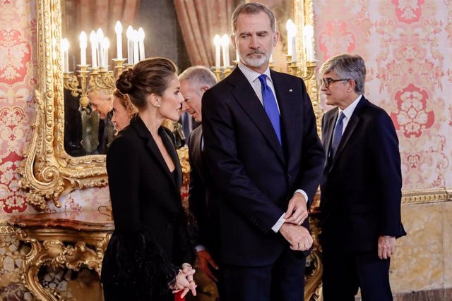 El Rey Felipe VI y la Reina Letizia reciben en audiencia a los participantes en la 68º sesión anual de la Asamblea Parlamentaria de la OTAN, en el Palacio Real, a 20 de noviembre de 2022, en Madrid (España). 
