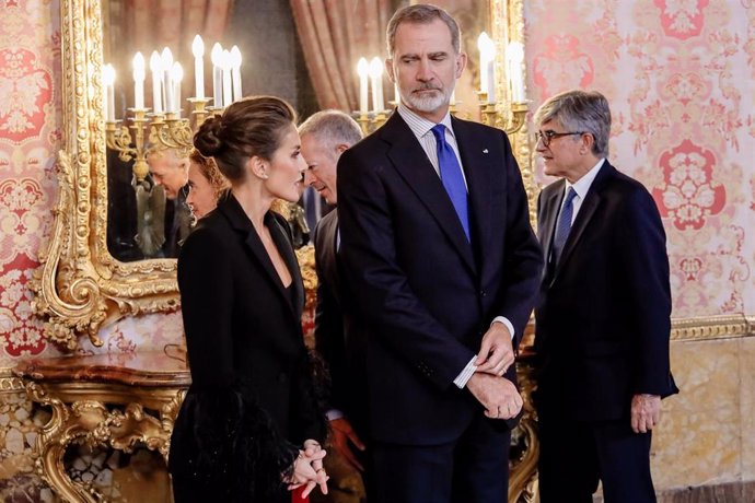 El Rey Felipe VI y la Reina Letizia reciben en audiencia a los participantes en la 68 sesión anual de la Asamblea Parlamentaria de la OTAN, en el Palacio Real, a 20 de noviembre de 2022, en Madrid (España). 