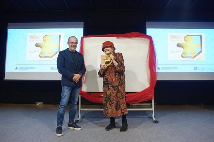 Pilarín Bayés recibe el premio del Consell Nacional dels Infants i Adolescents de Catalunya