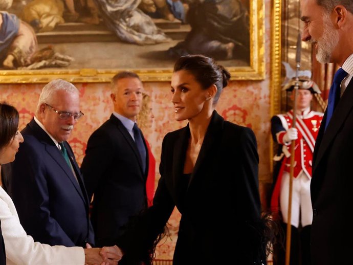 Doña Letizia, saludando a Margarita Robles ante la atenta mirada del Rey Felipe VI