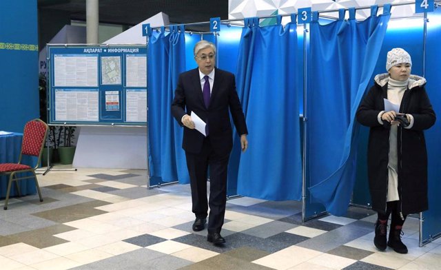 El presidente de Kazajistán, Kasim Yomart Tokayev, vota en Astana en las elecciones celebradas este domingo