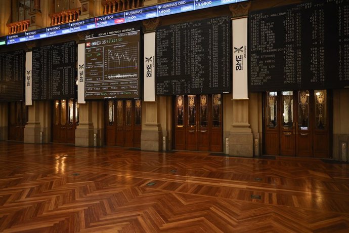 Archivo - Índices bursátiles en el Palacio de la Bolsa de Madrid, a 14 de octubre de 2022, en Madrid (España). El Ibex 35 ha iniciado la sesión de hoy con una subida del 1,6%, lo que ha llevado al selectivo a situarse en los 7.473 enteros, tras las gana