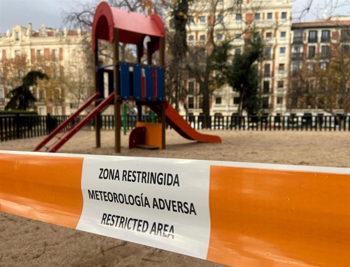 Archivo - Zona restringuida en el parque de El Retiro por metereología adversa, en Madrid, (España). 