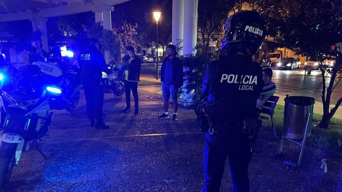 Actuación de la Policía Local el fin de semana en la Plaza de las Columnas.