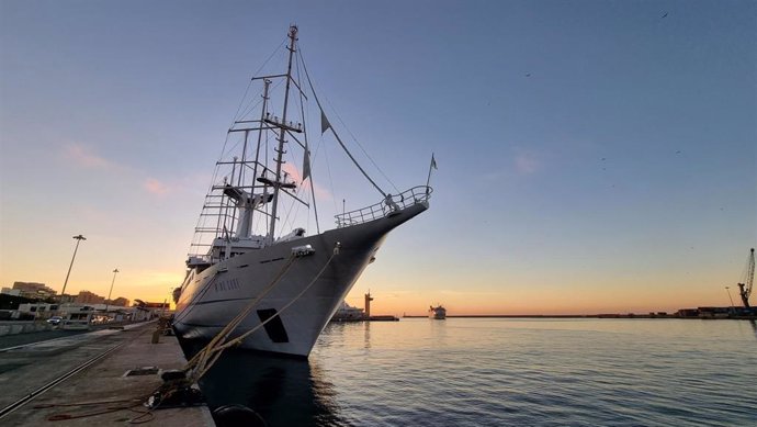 Crucero 'Wind surf' atracado en Almería.