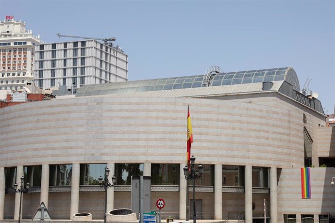 Archivo - El Senado coloca la bandera LGTBI la parte derecha del edificio, situado en la Calle de Bailén, 3 de Madrid.